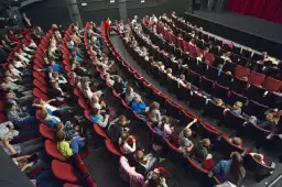 Widownia pełna dzieci i młodzieży, gotowa na spektakl w Bałtyckim Teatrze Dramatycznym.
