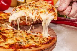 Rozciągający się ser z pizzy, idealny na zdrową przekąskę. Sprawdź jej indeks glikemiczny!