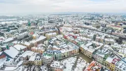 Zimowy krajobraz Lublina pokryty śniegiem. Idealne miejsce na ferie zimowe 2026 lubelskie, z kolorowymi kamienicami i zabytkowymi kościołami.