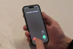 Un doigt touche le bouton rouge pour refuser un appel entrant "Numéro masqué", typique du démarchage téléphonique.