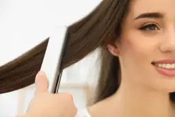 Prostownica bez ryzyka? Jak wybrać model, który nie niszczy włosów