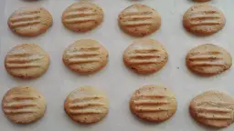 Galletas caseras de pueblo, doradas y espolvoreadas con azúcar, listas para disfrutar.