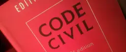Code Civil rouge. Ce livre peut contenir des articles sur la procuration et le détournement, des sujets juridiques complexes.