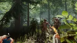 W lesie, w grach survivalowych, gracz odpala pochodnię, by walczyć z potwornymi ludźmi.