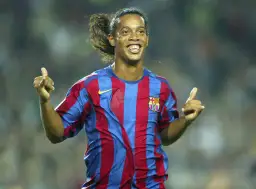 Ronaldinho w koszulce Barcelony, z charakterystycznym uśmiechem i uniesionymi kciukami, uosabia joga bonito.