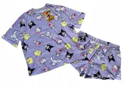 Fioletowa piżama z krótkim rękawem i spodenkami w postacie Hello Kitty i przyjaciół.