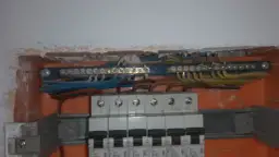 Instalacja elektryczna z listwą zaciskową. Jak sprawdzić uziemienie bez miernika? Widać przewody fazowe, neutralne i ochronne.