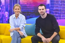 Olga Frycz i jej partner siedzą na kanapie.