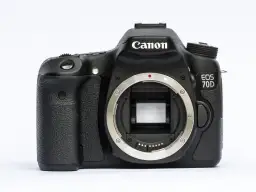 Czarna lustrzanka cyfrowa Canon EOS 70D bez obiektywu, widok z przodu.