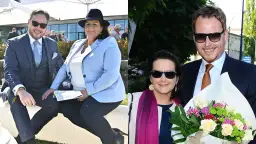 Para na zdjęciu, Helena Mańkowska i jej towarzysz, uśmiechają się do obiektywu. Helena ma na sobie jasnoniebieską marynarkę i czarny kapelusz.
