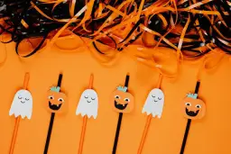 Zrób własne ozdoby halloween! Słomki z dyniami i duchami, idealne na imprezę.