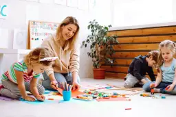 Ile wynosi etat pedagoga szkolnego? Sprawdź aktualne normy etatowe
