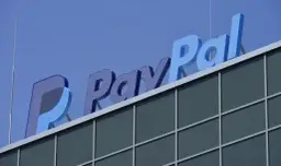 Logo PayPal na budynku. Dowiedz się, jak płacić PayPalem, korzystając z tej globalnej platformy płatności.