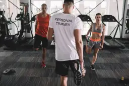 Jakie ćwiczenia na rozgrzewkę, aby uniknąć kontuzji przed treningiem