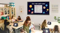 Nowoczesna klasa szkolna z uczniami rozwiązującymi kosmiczną łamigłówkę na tabletach i interaktywnym ekranie.