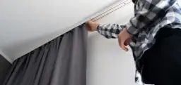 Jak ukryć karnisz w salonie - 5 skutecznych sposobów na estetykę