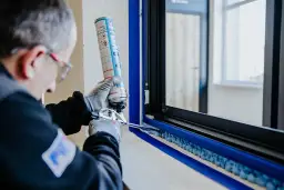 Jak skutecznie zabezpieczyć piankę montażową okien przed wilgocią