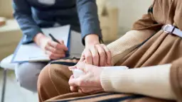 Kto leczy depresję: psycholog czy psychiatra? Zrozum różnice i wybierz mądrze
