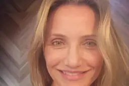Uśmiechnięta Cameron Diaz, która niedawno została mamą, patrzy w obiektyw.