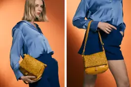 Mujer con blusa azul y falda azul, mostrando cómo combinar bolso marrón tejido.