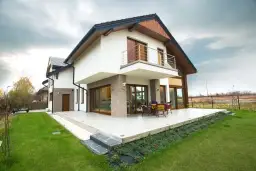 Jaką elewację wybrać do grafitowego dachu i okien złoty dąb?
