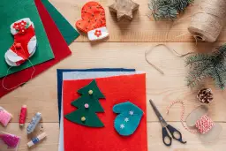 Materiały do tworzenia kartki świąteczne diy dzieci: filc, sznurek, igła, nożyczki, ozdoby.