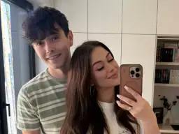 Uśmiechnięty Jan Dąbrowski z dziewczyną robią selfie. Zastanawiasz się, ile lat ma Jan Dąbrowski?