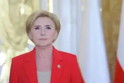Agata Kornhauser-Duda, Pierwsza Dama, w czerwonej marynarce. Jej pochodzenie jest polskie, co podkreśla jej związek z krajem.