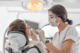 Czy przed wizytą u dentysty można wziąć tabletkę przeciwbólową? Sprawdź ryzyko.