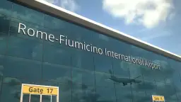 Szklana fasada lotniska Rome-Fiumicino International Airport, z odbijającym się samolotem i tabliczką "Gate 17".