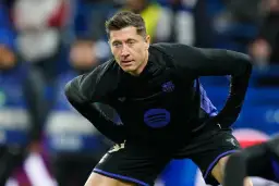 Robert Lewandowski w stroju FC Barcelona, symbolizujący udane fc barcelona transfery.