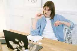 Dlaczego warto myśleć o domowym biurze podczas planowania remontu?