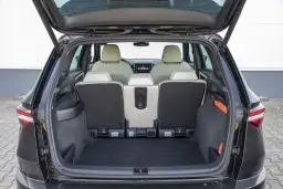 Bagażnik Skoda Karoq, widok od tyłu. Tylne siedzenia złożone, ukazujące przestrzeń bagażową. Sprawdź skoda karoq wymiary, by poznać możliwości przewozowe.