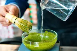 Matcha z czego powstaje? Poznaj sekrety tej wyjątkowej herbaty