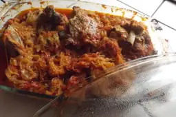 Pyszne żeberka w kapuście kiszonej w piekarniku, gotowe do podania.