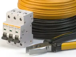 Wyłącznik nadprądowy, kable i kombinerki – gotowe do pracy przy instalacji elektrycznej. WLZ w pełnej krasie.