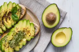 Co zrobić z guacamole? Pomysły na śniadanie, obiad i przechowywanie