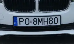 Zbliżenie na polską tablicę rejestracyjną samochodu z numerem PO 8MH80.