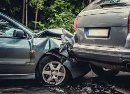 Zmiażdżone samochody po wypadku. Zastanawiasz się, co grozi za wypadek śmiertelny?