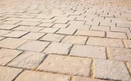 Czym fugować kostkę brukową, aby uniknąć kosztownych błędów?