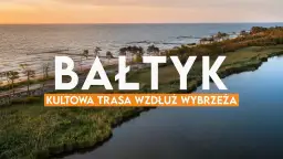 Zachód słońca nad Bałtykiem. Widok na morze, plażę, wydmy i zarośla. Napis "BAŁTYK KULTOWA TRASA WZDŁUŻ WYBRZEŻA".