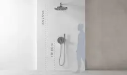 Wysokość baterii prysznicowej: deszczownica 200-220 cm, panel sterujący 110-130 cm. Idealne dopasowanie do wzrostu.
