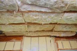 Wełna czy styropian na strop - który materiał zapewni lepszą izolację?