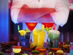 Kolorowe drinki na barze. Zastanawiasz się, ile zarabia barman w Warszawie, tworząc takie cuda?
