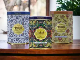 Trzy ozdobne puszki herbaty Dahzali z wzorami kwiatowymi i paisley.