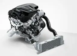 Silnik BMW TwinPower Turbo, model n20, z turbosprężarką i intercoolerem.