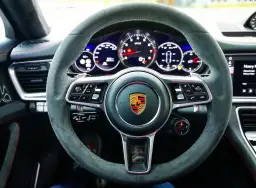 Kierownica Porsche Panamera GTS z alcantary, z emblematem Porsche i wskaźnikami GTS.
