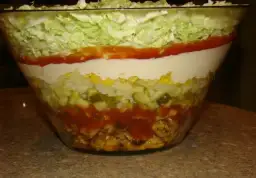 Co potrzeba do sałatki gyros? Odkryj składniki na pyszną sałatkę