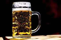 Chłodne piwo w kuflu, z bąbelkami i pianką. Zastanawiasz się, ile alkoholu zawiera piwo?