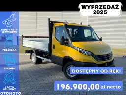 Żółta ciężarówka Iveco z platformą na tle magazynu, z napisem "WYPRZEDAŻ 2025" i ceną.